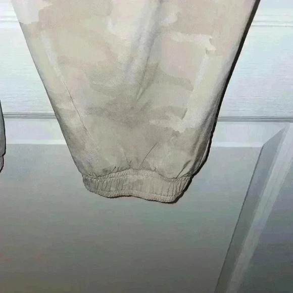 Athleta tan camo black print Brooklyn joggers size 18 - Picture 5 of 6